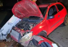 Motorista bate em poste e foge antes da chegada da polícia em Bragança Paulista