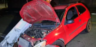 Motorista bate em poste e foge antes da chegada da polícia em Bragança Paulista