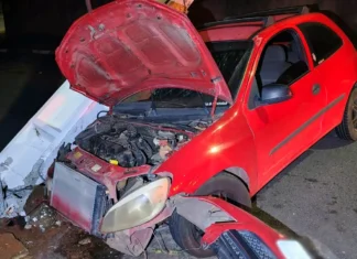 Motorista bate em poste e foge antes da chegada da polícia em Bragança Paulista