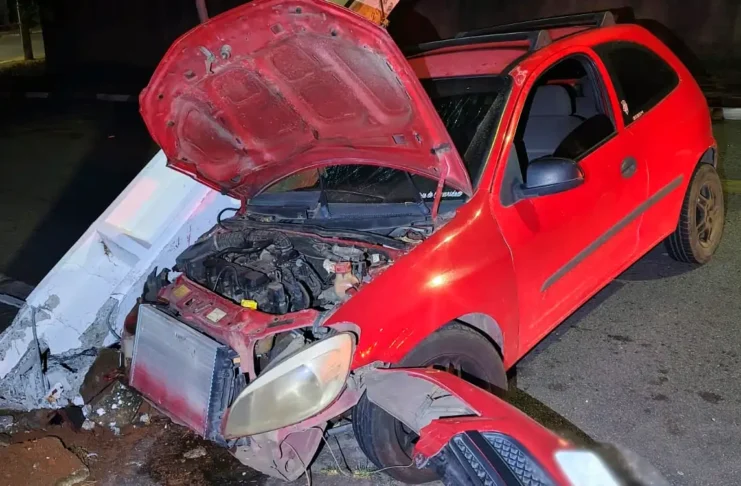 Motorista bate em poste e foge antes da chegada da polícia em Bragança Paulista