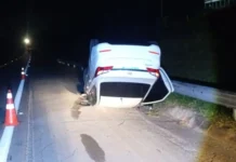 Motorista fica ferido após perder controle e colidir contra defensa metálica em rodovia