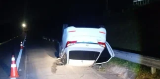 Motorista fica ferido após perder controle e colidir contra defensa metálica em rodovia