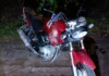 Motorista foge após atingir motociclista, que sofre fratura grave em rodovia