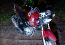 Motorista foge após atingir motociclista, que sofre fratura grave em rodovia