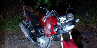 Motorista foge após atingir motociclista, que sofre fratura grave em rodovia