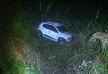 Motorista perde controle de carro e cai em ribanceira na Rodovia Alkindar Monteiro Junqueira
