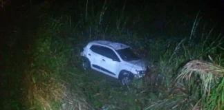 Motorista perde controle de carro e cai em ribanceira na Rodovia Alkindar Monteiro Junqueira