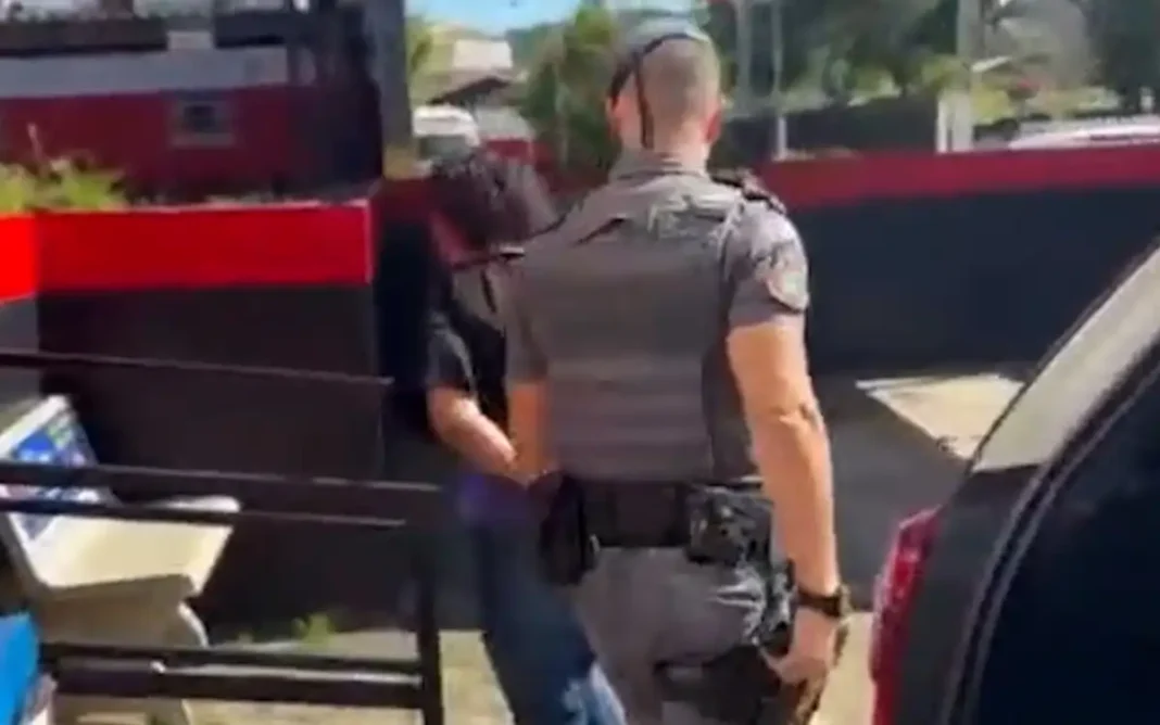 Abordagem na Feira do Rolo resulta na prisão de mulher procurada pela Justiça