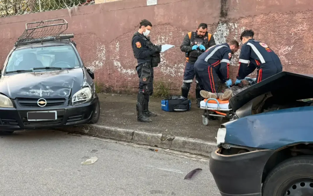 Acidente entre carros deixa uma pessoa ferida no bairro Parque Brasil