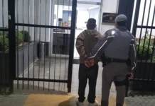 Fiat Uno furtado é encontrado em valeta; suspeito acaba preso