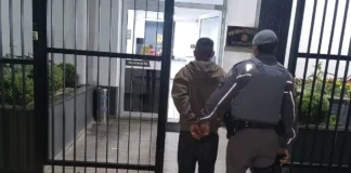 Fiat Uno furtado é encontrado em valeta; suspeito acaba preso