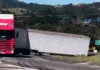 Carreta bitrem fica presa durante retorno e interdita trecho da Rodovia Alkindar Monteiro Junqueira