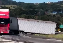 Carreta bitrem fica presa durante retorno e interdita trecho da Rodovia Alkindar Monteiro Junqueira