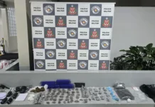 Casal é preso com arma, mais de 3 kg de drogas e rádios comunicadores