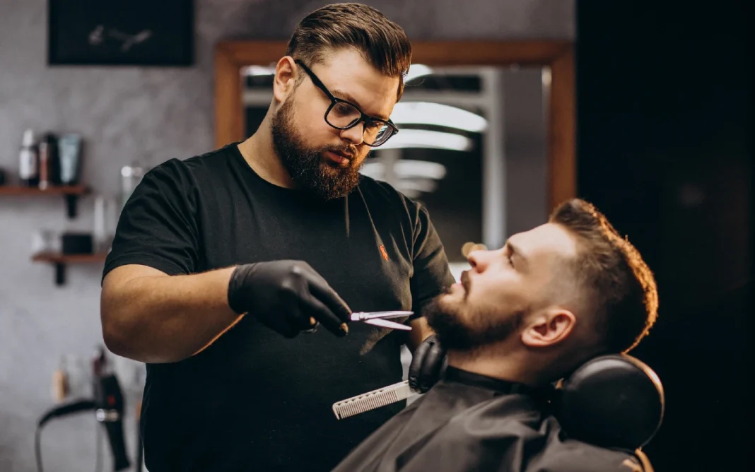 Cursos gratuitos de barbearia e design de sobrancelhas estão com inscrições abertas em Bragança Paulista