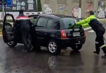 Entre críticas e olhares, um agente de trânsito escolheu ajudar