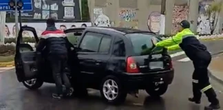 Entre críticas e olhares, um agente de trânsito escolheu ajudar