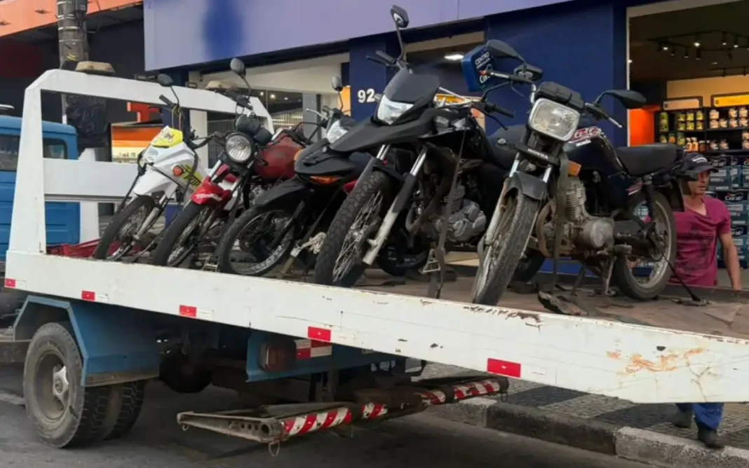 Equipe ROM realiza bloqueio viário e recolhe motocicletas irregulares