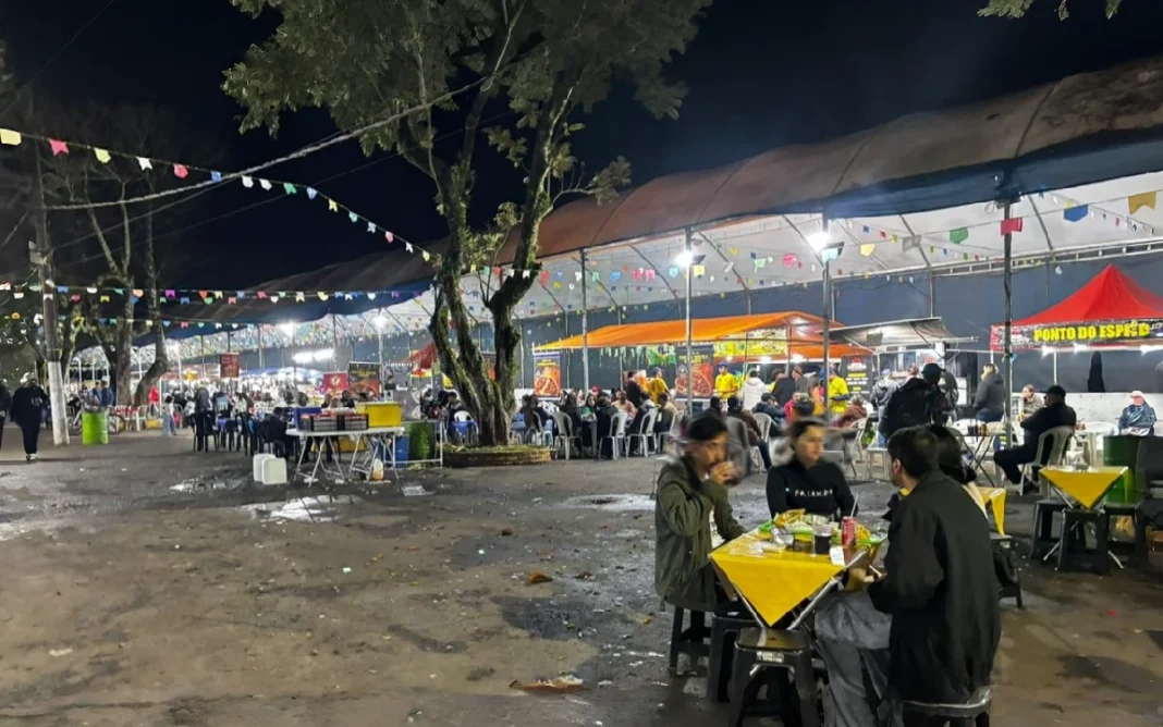 Feira Noturna reúne música, escola e comidas típicas em Bragança Paulista
