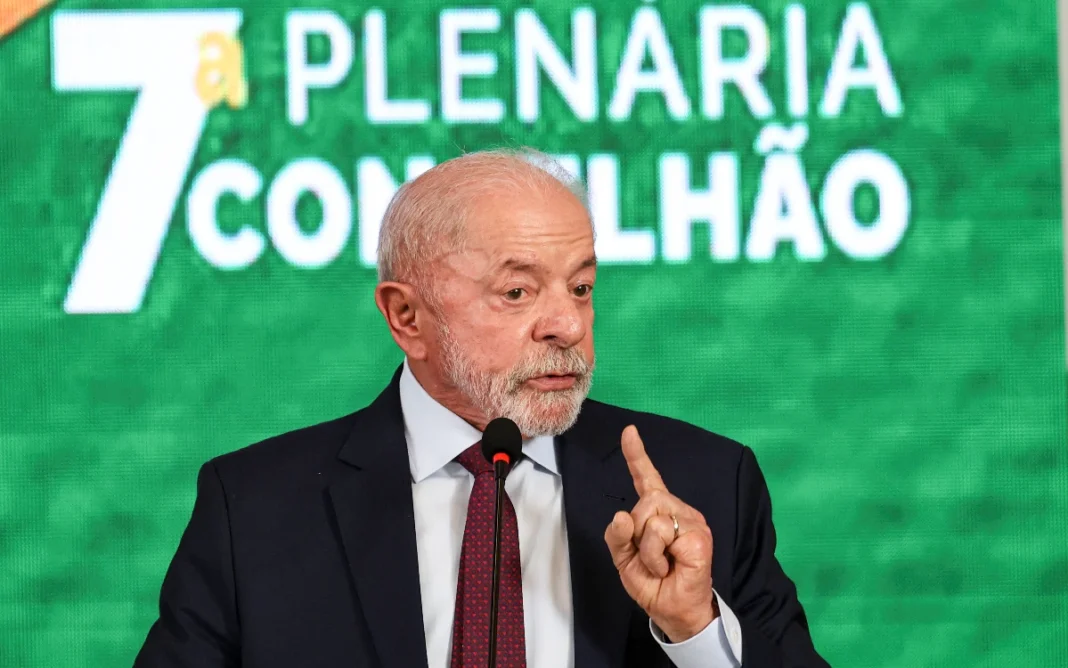 Governo estuda devolução de celular roubado nos Correios, diz Lula