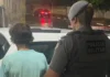 Homem com mandado de prisão por furto é capturado após tentar fugir da PM