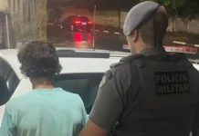Homem com mandado de prisão por furto é capturado após tentar fugir da PM