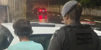 Homem com mandado de prisão por furto é capturado após tentar fugir da PM