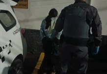 Homem é socorrido com faca cravada na nuca e suspeita é presa em Socorro