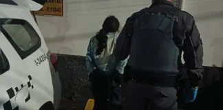 Homem é socorrido com faca cravada na nuca e suspeita é presa em Socorro
