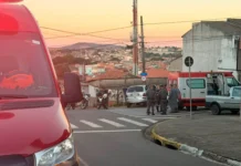 Motorista perde o controle da direção e colide contra poste na Zona Norte de Bragança Paulista