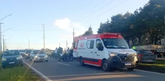 Motociclista fica ferida após colisão traseira na Rodovia Capitão Barduíno, em Bragança Paulista