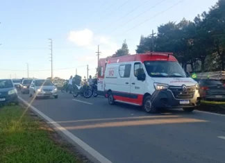 Motociclista fica ferida após colisão traseira na Rodovia Capitão Barduíno, em Bragança Paulista