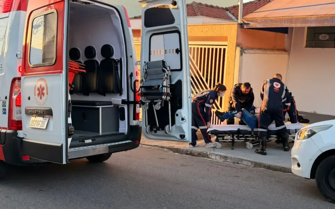 Motociclista fica ferido após colisão com carro na Vila Aparecida