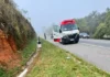 Motociclista fica gravemente ferido após colisão lateral em trecho com forte neblina