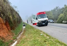 Motociclista fica gravemente ferido após colisão lateral em trecho com forte neblina