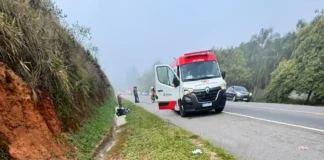 Motociclista fica gravemente ferido após colisão lateral em trecho com forte neblina