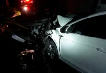 Motociclista fica prensado entre dois veículos e sofre ferimentos graves em acidente