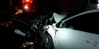 Motociclista fica prensado entre dois veículos e sofre ferimentos graves em acidente