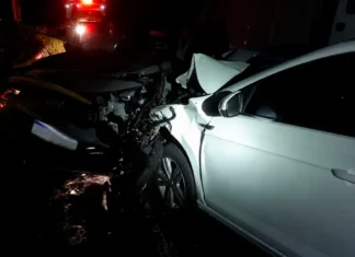 Motociclista fica prensado entre dois veículos e sofre ferimentos graves em acidente