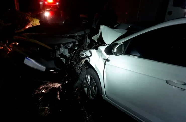 Motociclista fica prensado entre dois veículos e sofre ferimentos graves em acidente
