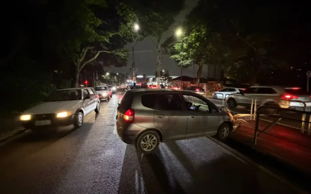 Motorista atinge grade de proteção da ciclovia em acidente na Avenida dos Imigrantes