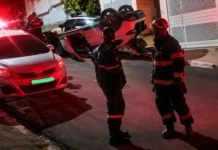 Motorista perde controle, capota carro, quebra vidro e deixa local do acidente