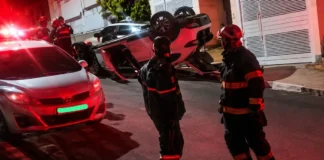 Motorista perde controle, capota carro, quebra vidro e deixa local do acidente