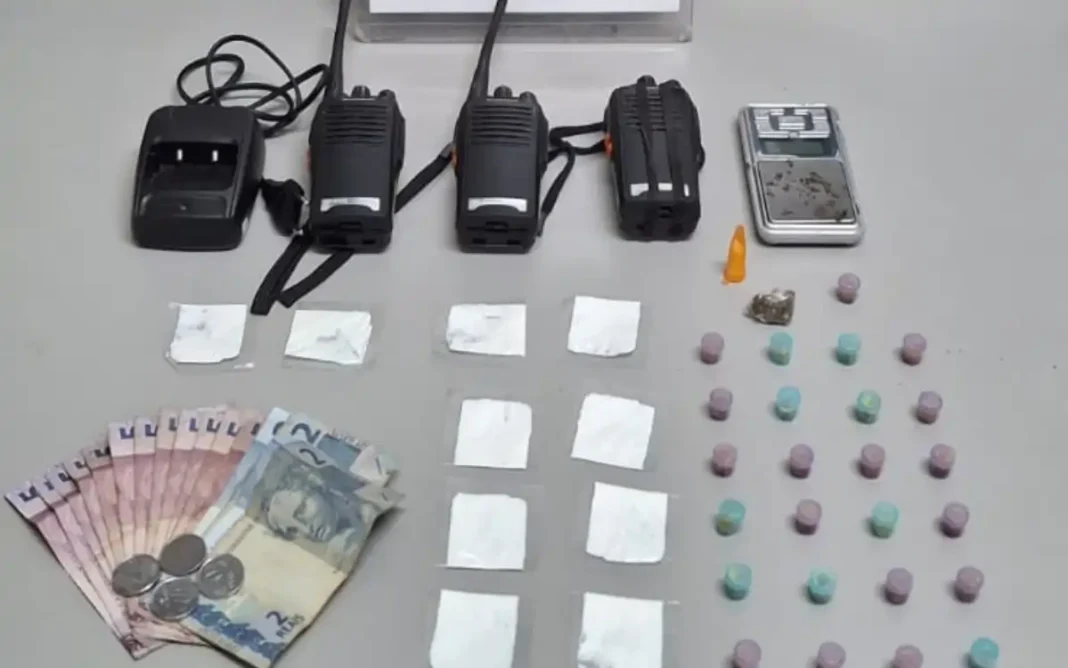 Mulher é presa por tráfico de drogas durante operação policial no bairro Cruzeiro