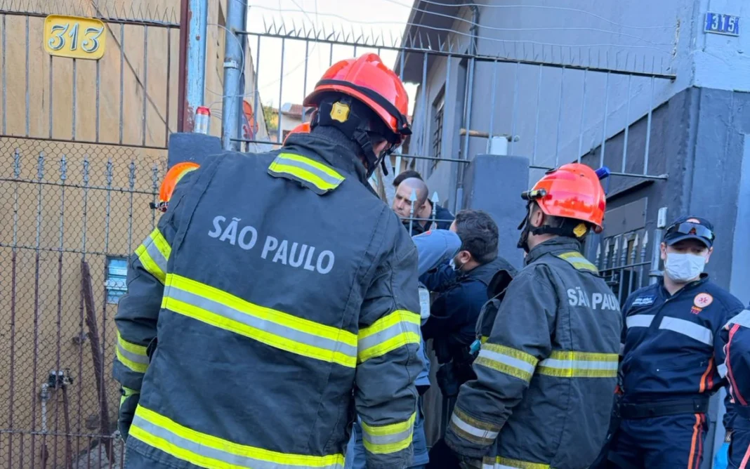 Mulher fica ferida após queda de escada e ficar transfixada por lança de portão em Bragança Paulista