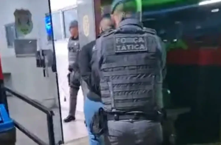 Passageiro com mandado de prisão em aberto é capturado durante abordagem na Fernão Dias