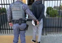Tentou esconder o rosto ao ver a viatura, mas acabou preso pela Polícia Militar