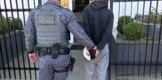 Tentou esconder o rosto ao ver a viatura, mas acabou preso pela Polícia Militar