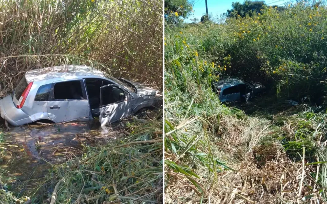 Veículo em meio ao lodo chama a atenção de motoristas em rodovia