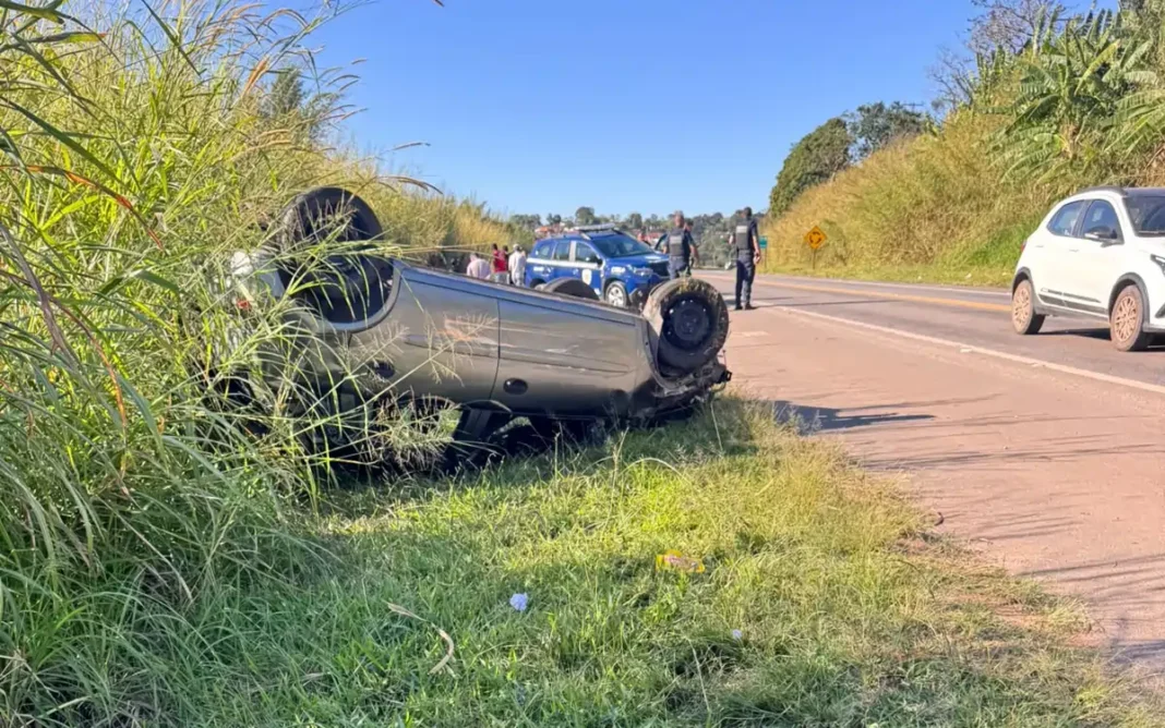 CAPOTAMENTO DEIXA DUAS PESSOAS FERIDAS NA RODOVIA ALKINDAR MONTEIRO JUNQUEIRA